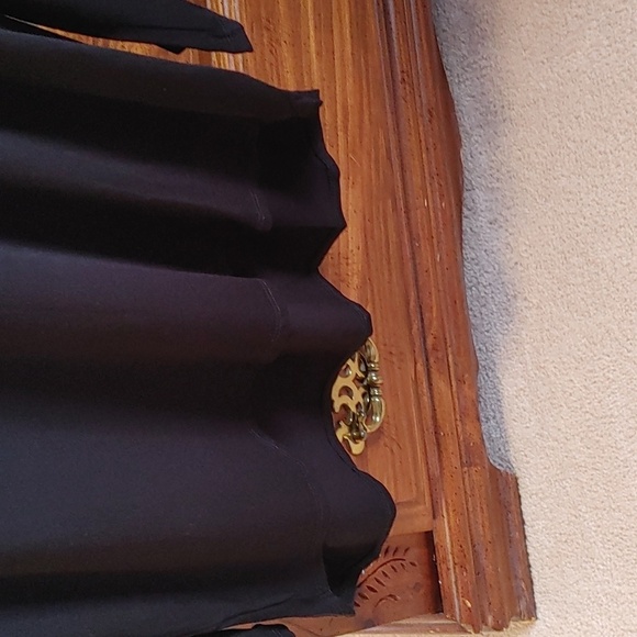 NWT Women's Black Long Sleeve Crew Neck Top with Hi-Lo Hem - Picture 3 of 7